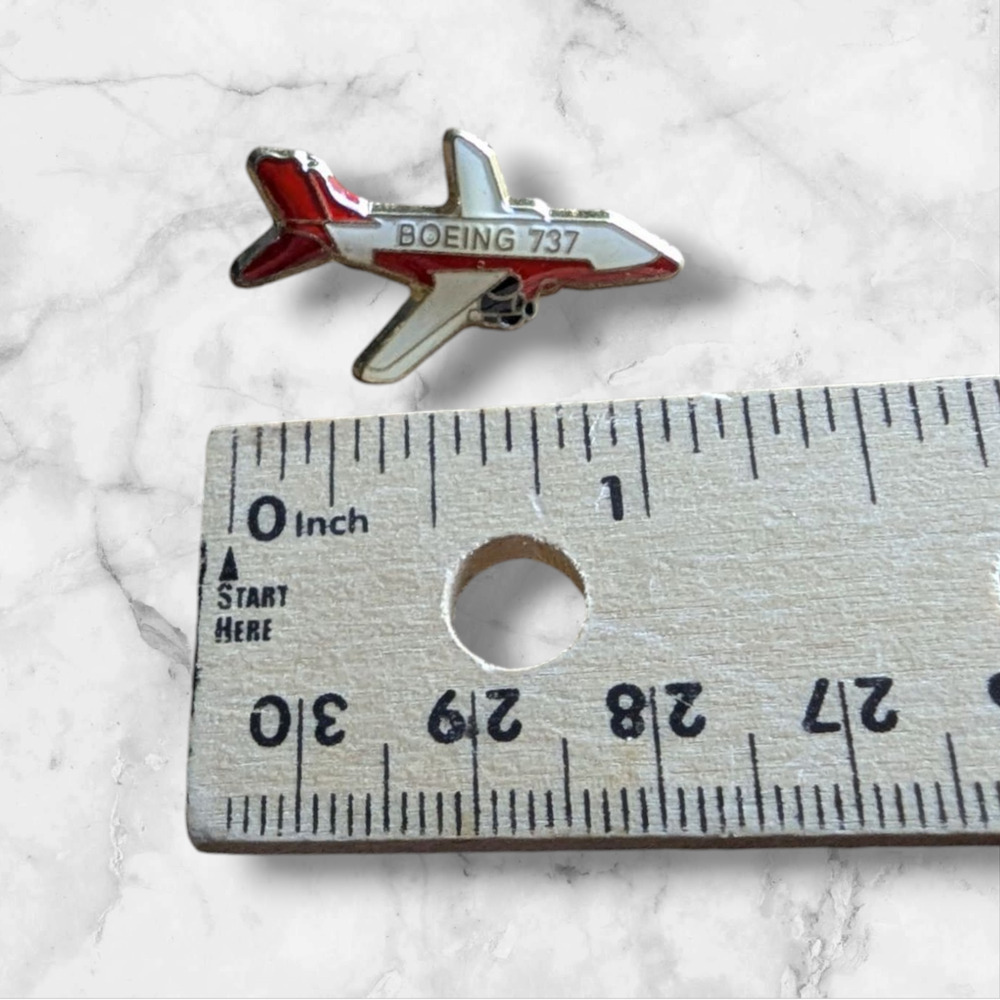 Vintage Enamel Hat Lapel Pin Boeing 737 Airplane Aircraft - Picture 2 of 3